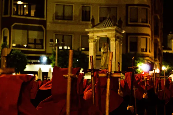 Yakından çekilen yanan bir mum.