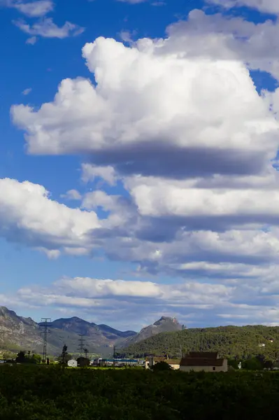 Dağ vadisinde bulutlar