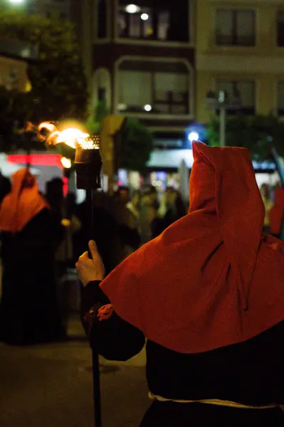 Siyah elbiseli, kılıçlı bir adam.