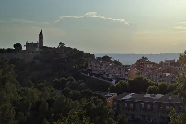 Yazın Girona şehrinde gün batımı. İspanya