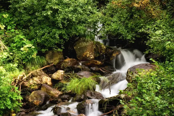 İtalyan Alplerinde bir zen şelalesi