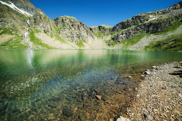 Gran Paradiso Ulusal Parkı 'ndaki dağ gölü (GPNP) (Itay)