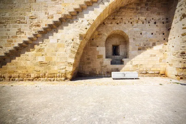 Bir franch kalesinin (iç tarafındaki) antik duvarları, Aigues-Mortes