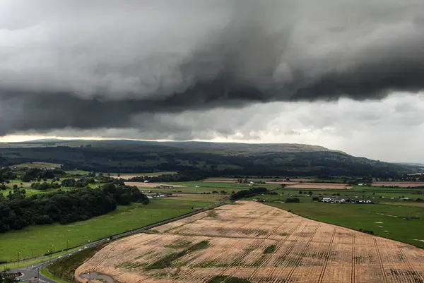 Bulutlu kırsal İskoçya manzarası