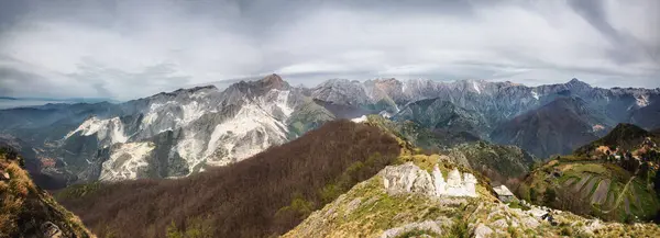 Bir Apupualp panoromisi (İtalya)