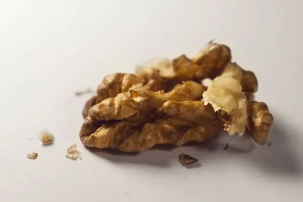 Kırık bir cevizin hayatı