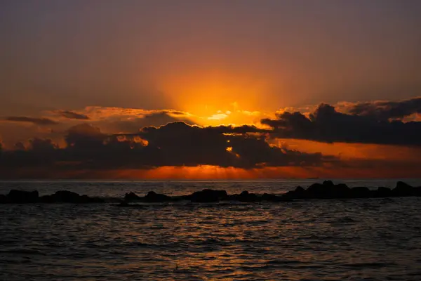 Denizde ve bulutlarda gün batımı (İtalya)