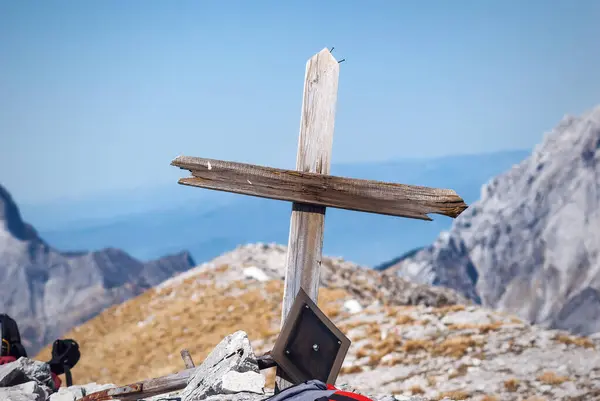 İtalya 'daki Apualps dağlarından denize bak.