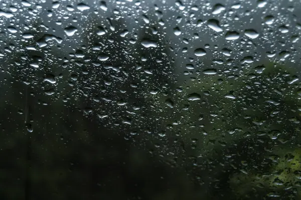 Bir arabanın ön camına düşer.