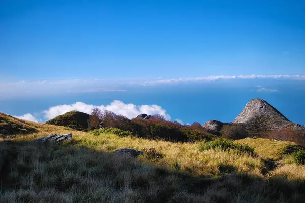 İtalya 'daki Apualps dağlarından denize bak.