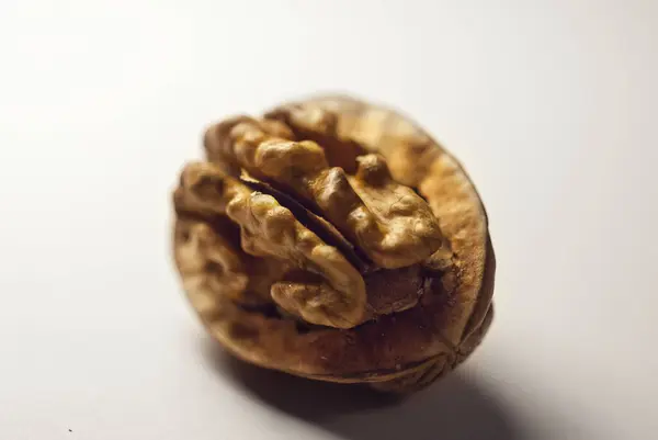 Kırık bir cevizin hayatı