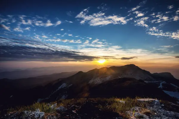 İtalya 'daki Apualps dağlarından denize bak.