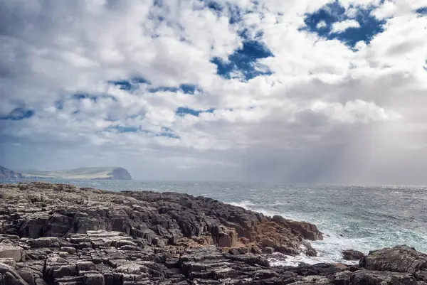 İskoçya 'da bulutlu uçurumlar