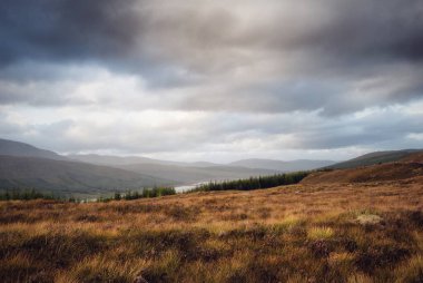 Tipik İskoç havasıyla tipik dağlık arazi