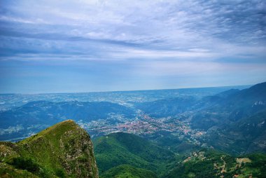 İtalya 'daki Apualps dağlarından denize bak.