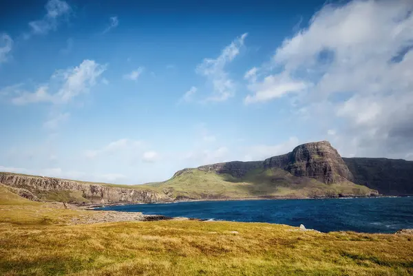 Tipik İskoç havasıyla tipik dağlık arazi