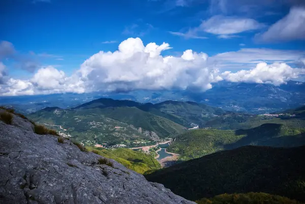 Apuan Alpleri 'nden (İtalya) bir köy (Isola Santa) görüntüsü)