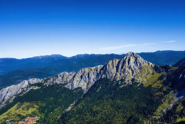 Apuan Alpleri 'nden, dağ yürüyüşüm sırasında. Pania (İtalyan dağları)