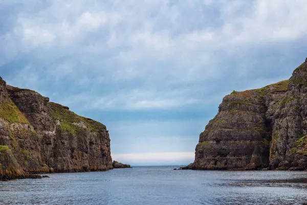 Tipik bir İskoç fitili, kayalıklarla.