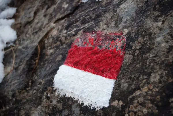 Apuan Alplerinde (İtalya) yol işareti, dağlar