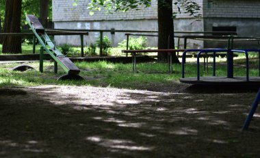 Terk edilmiş çocuk parkı, dağınık salıncaklar ve ağaçların altında yıpranmış dönüşler. Loş ışık, karamsar tonlar ve sessizlik nostaljiyi, çocukluk anılarını ve unutulmuş bir neşeyi çağrıştırıyor..