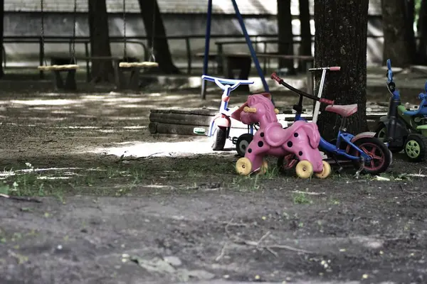 Terk edilmiş çocuk parkı, dağınık üç tekerlekli bisiklet ve ağaçların altında yıpranmış oyuncaklar. Loş ışık, karamsar tonlar ve sessizlik nostaljiyi, çocukluk anılarını ve unutulmuş bir neşeyi çağrıştırıyor..