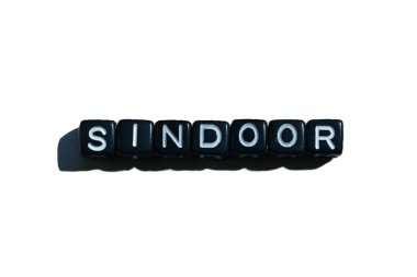 Sindoor 'un arka planında siyah boncuklar var. Hindu evliliğinin kültürel sembolü aynı zamanda kimlik, cinsiyet tartışmaları ve Pakistan sosyo-dini gerilimleri de çağrıştırıyor..