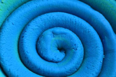 Oyun hamuru modelleme kil spiral içine yuvarlandı üst ayrıntılı görünüm dokusu arkaplan yeni olo rengi. Sahte yeni olo rengi örneği. Bağlayıcı resim.