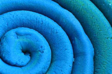 Oyun hamuru modelleme kil spiral içine yuvarlandı üst ayrıntılı görünüm dokusu arkaplan yeni olo rengi. Sahte yeni olo rengi örneği. Bağlayıcı resim.