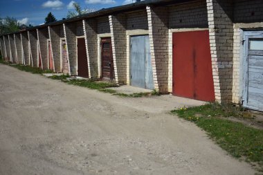 Avrupa 'daki eski Sovyet garajları kooperatiftir. Depolama ve araba tamiri için farklı renkte kapılar. Sovyetler Birliği 'nin eski tuğla Sovyet garajı..