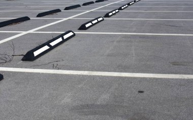 Beyaz çizgileri ve kaldırımları olan boş park yeri.