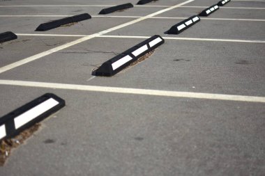 Beyaz çizgileri ve kaldırımları olan boş park yeri.