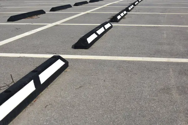 Beyaz çizgileri ve kaldırımları olan boş park yeri.