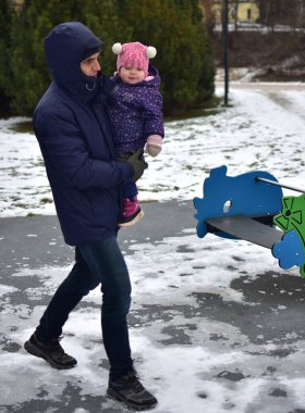Babası küçük kızını soğuk kış mevsiminde şehir parkında taşıyor. Baba ve kızı birlikte vakit geçiriyorlar. Babası küçük kızını elinde tutuyor..
