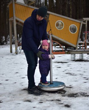 Babası küçük kızıyla şehir parkında soğuk kış mevsiminde oynuyor. Baba ve kızı birlikte vakit geçiriyorlar. Babası küçük kızını döner oyuncakla tutuyor..