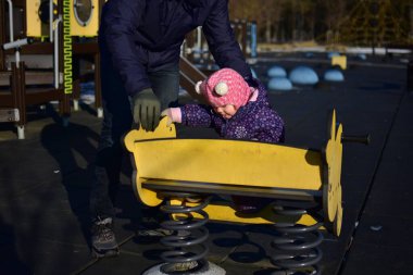 Babası şehir parkında kızıyla oynuyor. Soğuk kış güneşli bir günde. Baba ve kızı birlikte vakit geçiriyorlar..