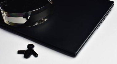 Beyaz arka planda sanal gerçeklik gözlüklü ve kulaklık takan bir laptop. Geleceğin teknolojileri burada. Dizüstü bilgisayarda yakın görüntüde sanal gerçeklik gözlükleri.