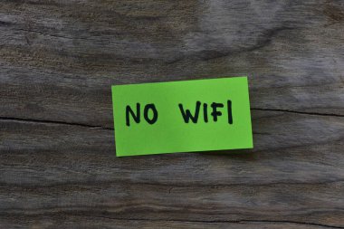 Tahta döşeme üzerine kablosuz internet bağlantısı yok. Siyah keçeli kalem not kağıdına kablosuz yazardı..