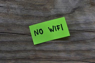 Tahta döşeme üzerine kablosuz internet bağlantısı yok. Siyah keçeli kalem not kağıdına kablosuz yazardı..