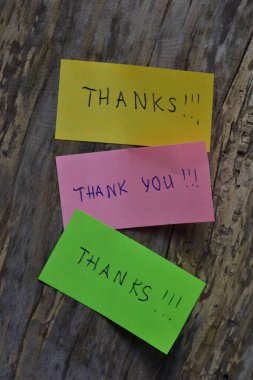 Mesaj için teşekkürler. Pembe yeşil ve sarı notlar için teşekkür ederim. Tahta ahşap ahşap kaplama arka planda.