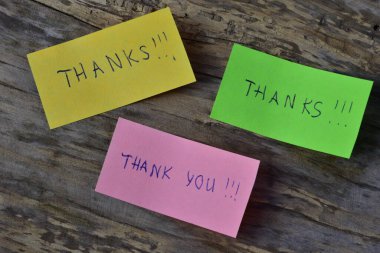 Mesaj için teşekkürler. Pembe yeşil ve sarı notlar için teşekkür ederim. Tahta ahşap ahşap kaplama arka planda.