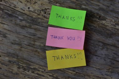 Mesaj için teşekkürler. Pembe yeşil ve sarı notlar için teşekkür ederim. Tahta ahşap ahşap kaplama arka planda.