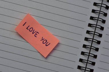 Not: Sevgililer günü için pembe notta seni seviyorum. Not defterinin arkaplanı açık.