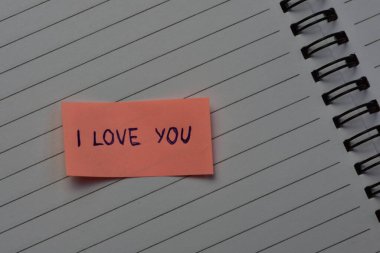 Not: Sevgililer günü için pembe notta seni seviyorum. Not defterinin arkaplanı açık.