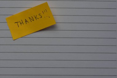 Not defteri arkaplanındaki sarı yapışkan not gününde teşekkür ederim.