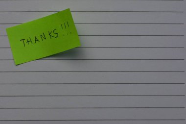 Not defteri satır arkaplanındaki yeşil yapışkan not gününde teşekkür ederim.