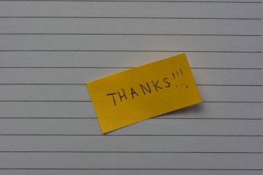 Not defteri arkaplanındaki sarı yapışkan not gününde teşekkür ederim.