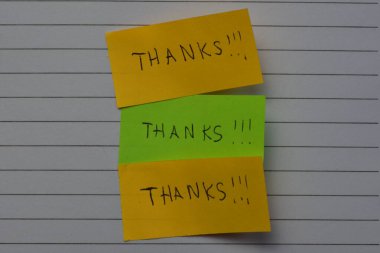 Not defteri arkaplanındaki yeşil ve sarı yapışkan not günü için teşekkür ederim.