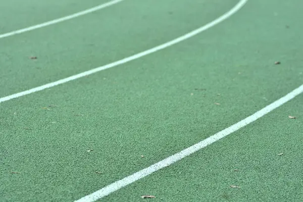 Beyaz çizgileri olan yeşil parça eğrisi.