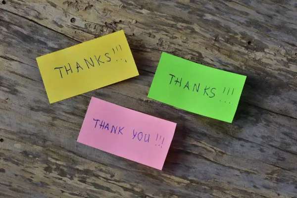 Mesaj için teşekkürler. Pembe yeşil ve sarı notlar için teşekkür ederim. Tahta ahşap ahşap kaplama arka planda.